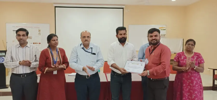 Prakash receiving a certificate at CFTRI, Mysore
